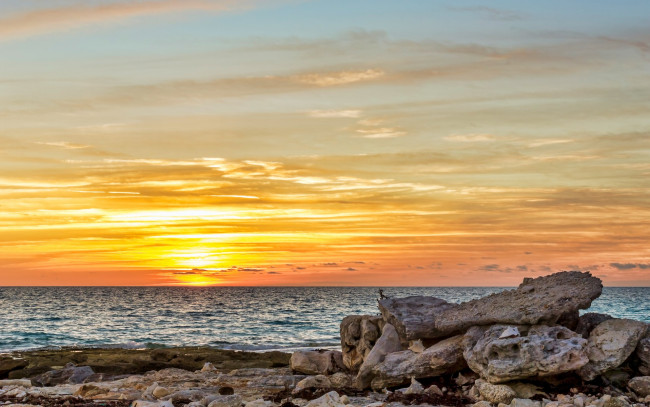 Обои картинки фото природа, восходы, закаты, камни, берег, море, горизонт, закат, облака, небо