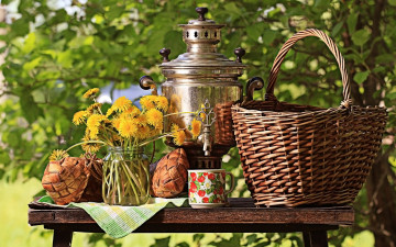 Картинка разное посуда +столовые+приборы +кухонная+утварь желтые одуванчики чашка самовар корзина стол боке солнце букет цветы банка кусты зелень природа натюрморт скатерть
