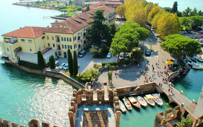 Обои картинки фото города, - панорамы, дома, lake, garda, italy, sirmione, италия, гарда, курорт, озеро, сирмионе, лодки, деревья