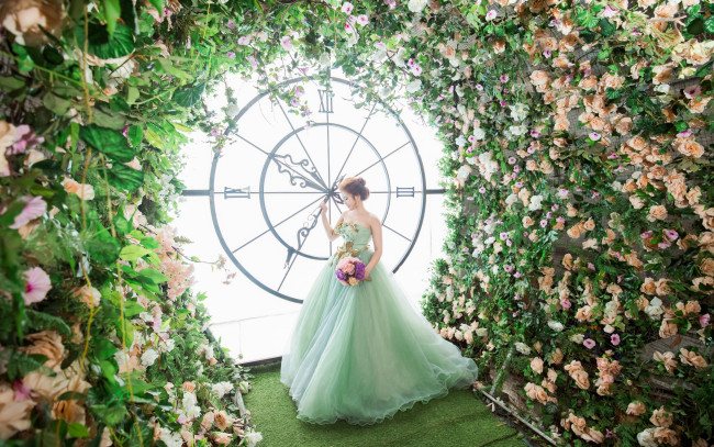 Обои картинки фото девушки, -unsort , азиатки, часы, девушка, цветы, платье, азиатка