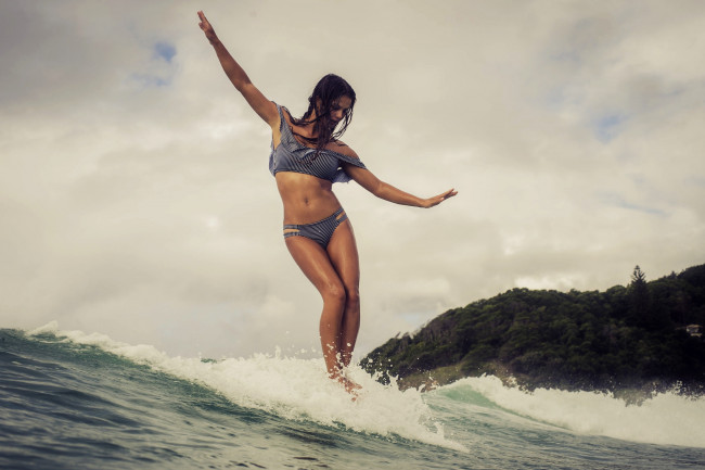 Обои картинки фото спорт, серфинг, доска, волна, девушка, взгляд, фон