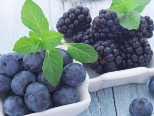 Картинка еда фрукты +ягоды ягоды черника ежевика листья мяты малина