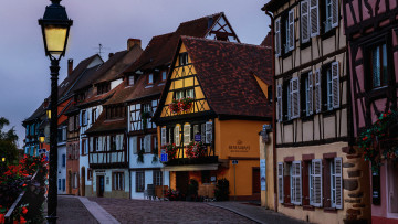 Картинка города кольмар+ франция вечер фонарь цветы улица