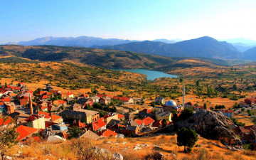 Картинка города -+панорамы мечеть горы городок озеро