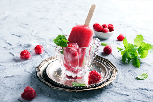 Обои картинки фото еда, мороженое,  десерты, малина, мята