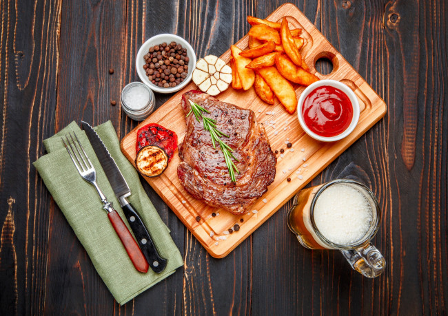 Обои картинки фото еда, мясные блюда, розмарин, соус, картофель, пиво, мясо