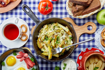 Картинка еда вторые+блюда сосиски яичница чай яблоки томаты помидоры хлеб картошка сметана