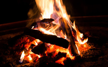 Картинка природа огонь пламя поленья костер