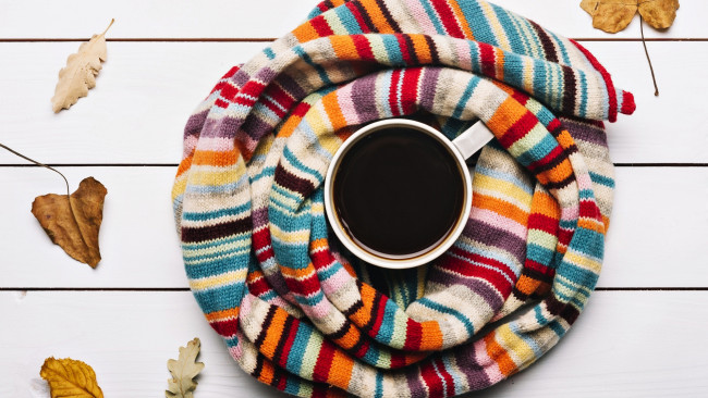 Обои картинки фото еда, кофе,  кофейные зёрна, шарф, листья