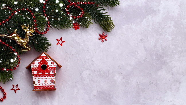 Обои картинки фото праздничные, - разное , новый год, домик, фигурка, бусы, ветка, еловая