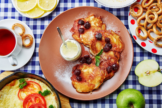 Обои картинки фото еда, вторые блюда, томаты, помидоры, омлет, яблоки, сушки, чай, сырники