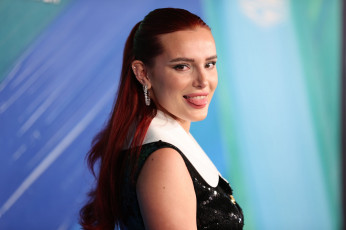 Картинка девушки bella+thorne лицо язык