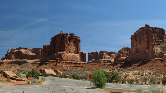 Обои картинки фото природа, горы, скалы, дорога, кусты