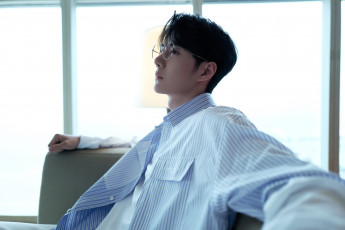 Картинка мужчины wang+yi+bo актер очки рубашка кресло