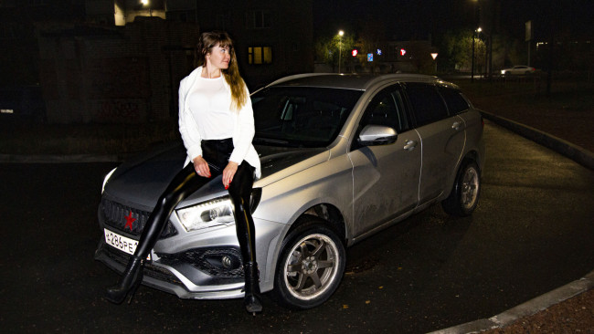 Обои картинки фото автомобили, -авто с девушками, lada, vesta, sw