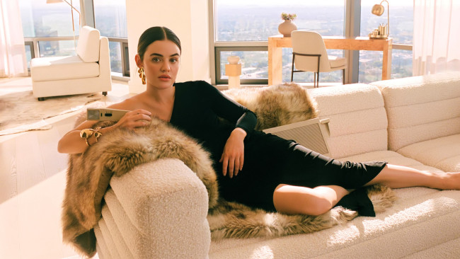 Обои картинки фото девушки, lucy hale, актриса, шатенка, платье, мех, диван, комната, панорама, окна