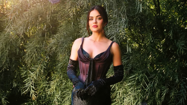 Обои картинки фото девушки, lucy hale, актриса, шатенка, платье, наряд, перчатки, деревья