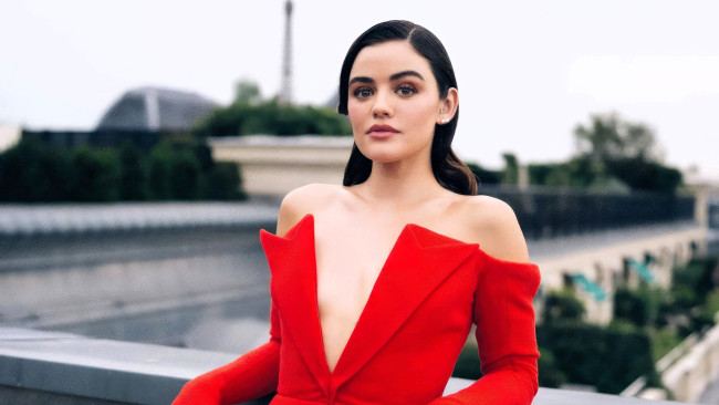 Обои картинки фото девушки, lucy hale, актриса, шатенка, платье, крыша, панорама