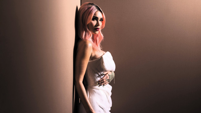 Обои картинки фото девушки, megan fox, розовые, волосы, платье, тату, стена