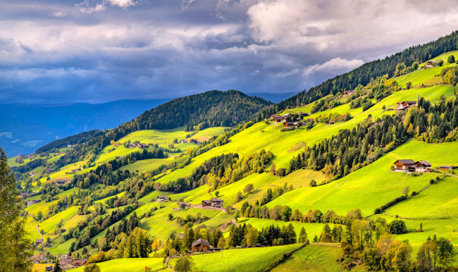 Обои картинки фото города, - пейзажи, горы, склон, дома, деревья, лес, облака