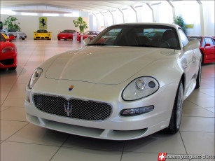 Картинка автомобили выставки уличные фото