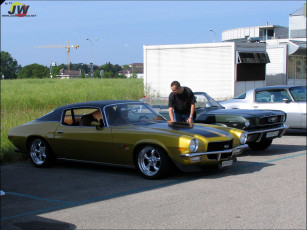 Картинка автомобили выставки уличные фото