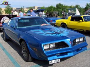 Картинка автомобили выставки уличные фото