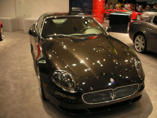 Картинка автомобили выставки уличные фото