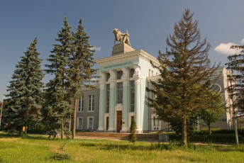 Картинка города здания дома деревья статуя трава небо