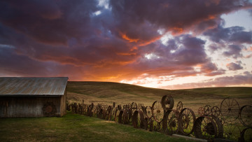 Картинка природа поля дом облака колёса забор