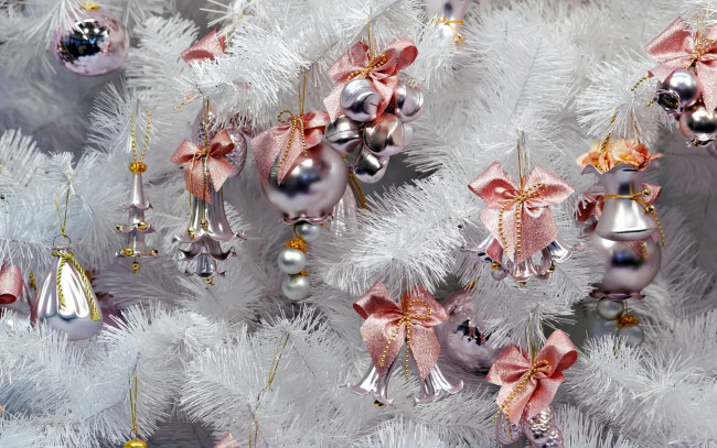 Обои картинки фото праздничные, Ёлки, колокольчики, елка, бантики, шарики