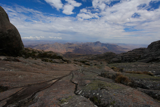 Обои картинки фото мадагаскар, природа, горы, кустики, камни