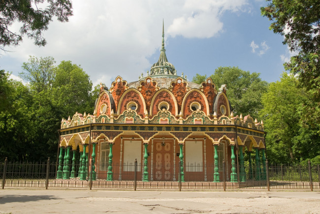 Обои картинки фото города, москва, россия, небо, деревья, ограда