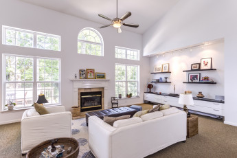 Картинка интерьер гостиная камин диваны