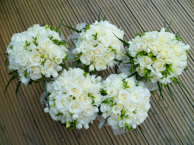 Обои картинки фото цветы, букеты,  композиции, розы, белые
