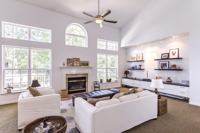 Обои картинки фото интерьер, гостиная, камин, диваны