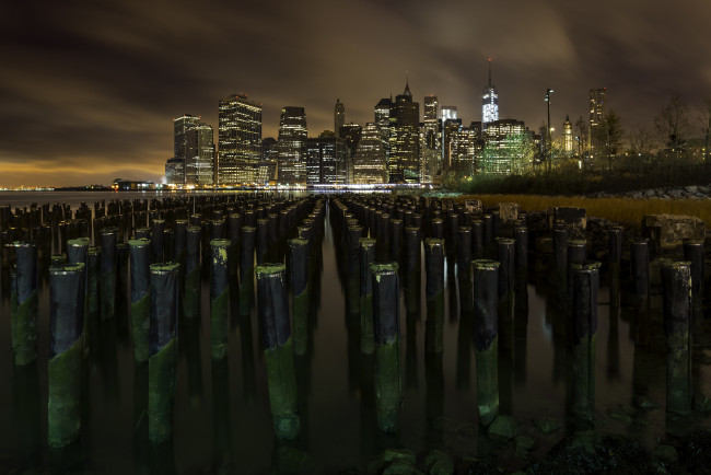 Обои картинки фото manhattan, города, нью-йорк , сша, сваи, огни, город, ночь