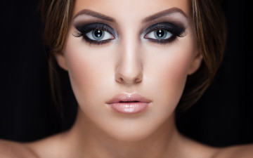 Картинка девушки -unsort+ лица +портреты губы макияж волосы черный фон шея ресницы взгляд глаза модель девушка плечи лицо