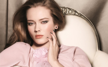 Картинка девушки monika+jac+jagaciak monika jac jagaciak моника Як Ягачак девушка модель шатенка взгляд лицо рука кресло