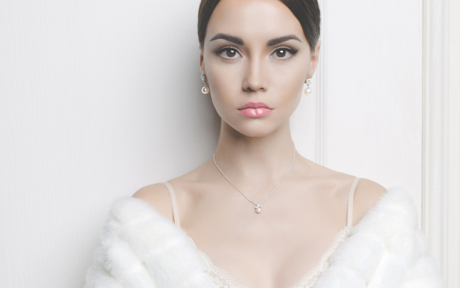 Обои картинки фото девушки, -unsort , лица,  портреты, девушка, модель, лицо, карие, глаза, макияж, губы, фон