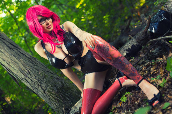 Картинка девушки ariane+saint-amour взгляд улыбка брюнетка девушка каблуки волосы поза латекс лес ariane saint-amour тату грудь очки