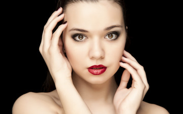 Картинка девушки -unsort+ лица +портреты руки карие глаза взгляд помада макияж девушка модель фон