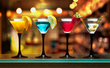 Картинка еда напитки +коктейль дольки апельсин лимон бокалы стойка ягоды клубника фрукты оливки коктейли