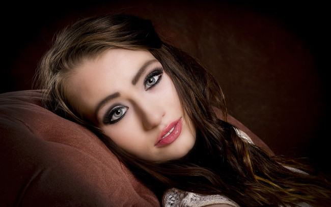 Обои картинки фото девушки, -unsort , лица,  портреты, кресло, волосы, ресницы, макияж, девушка, губы, стрелки, взгляд