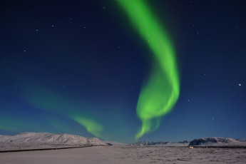 Картинка природа северное+сияние снег горы северное сияние дорога небо звезды