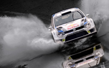 Картинка спорт авторалли гонки отражение вода гоночные машины volkswagen брызги