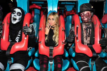 Картинка разное знаменитости монстры аттракцион блондинка carmen electra