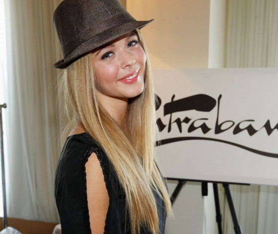 Обои картинки фото девушки, sasha pieterse, актриса, блондинка, шляпа, улыбка