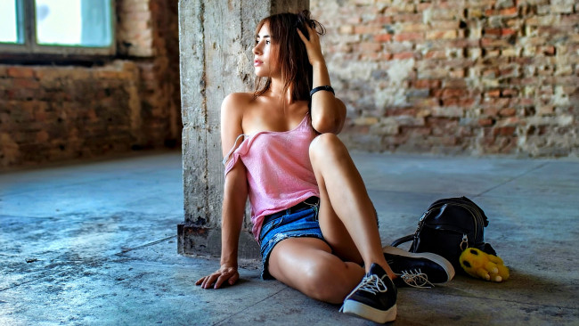 Обои картинки фото девушки, -unsort , брюнетки, темноволосые, майка, шорты, поза, женщина