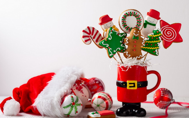 Обои картинки фото праздничные, угощения, пряники, шарики, колпак